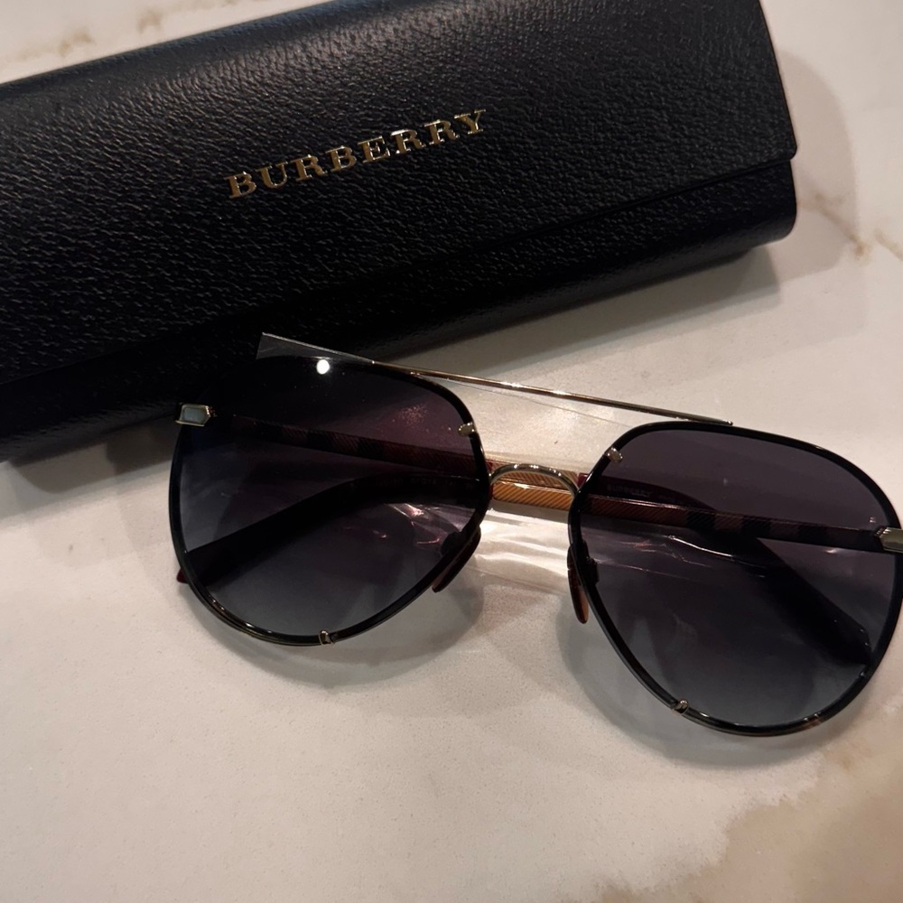 Burberry Black Aviator Sunglasses with Gradient Lenses